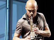 JOSHUA REDMAN suona il sassofono