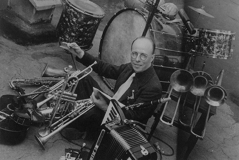 Pippo Barzizza tra gli strumenti musicali