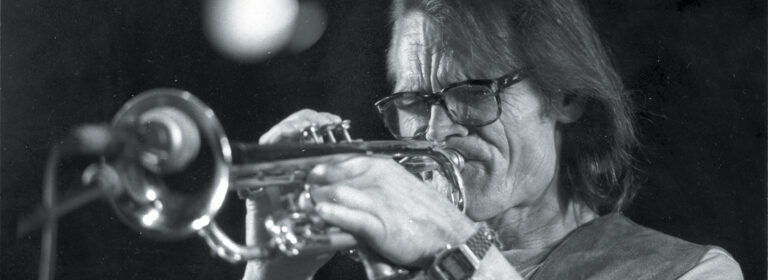 Scopri di più sull'articolo Chet Baker: La leggenda del jazz dal talento tormentato